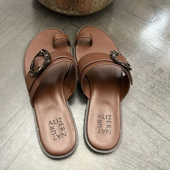 Naturalizer Finola Leather Buckle Detail Toe Loop Thong Sandals - Picture 6 of 11